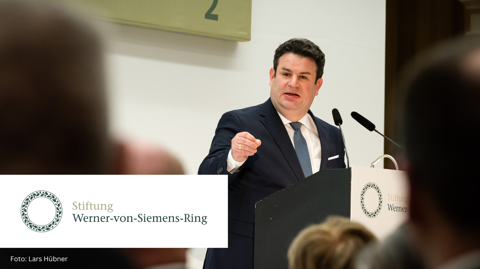 Foto von Hubertus Heil am Rednerpult zur Verleihung des 40. und 41. Werner-von-Siemens-Rings 2022. Links unten die Wort- und Bildmarke der Stiftung Werner-von-Siemens-Ring
