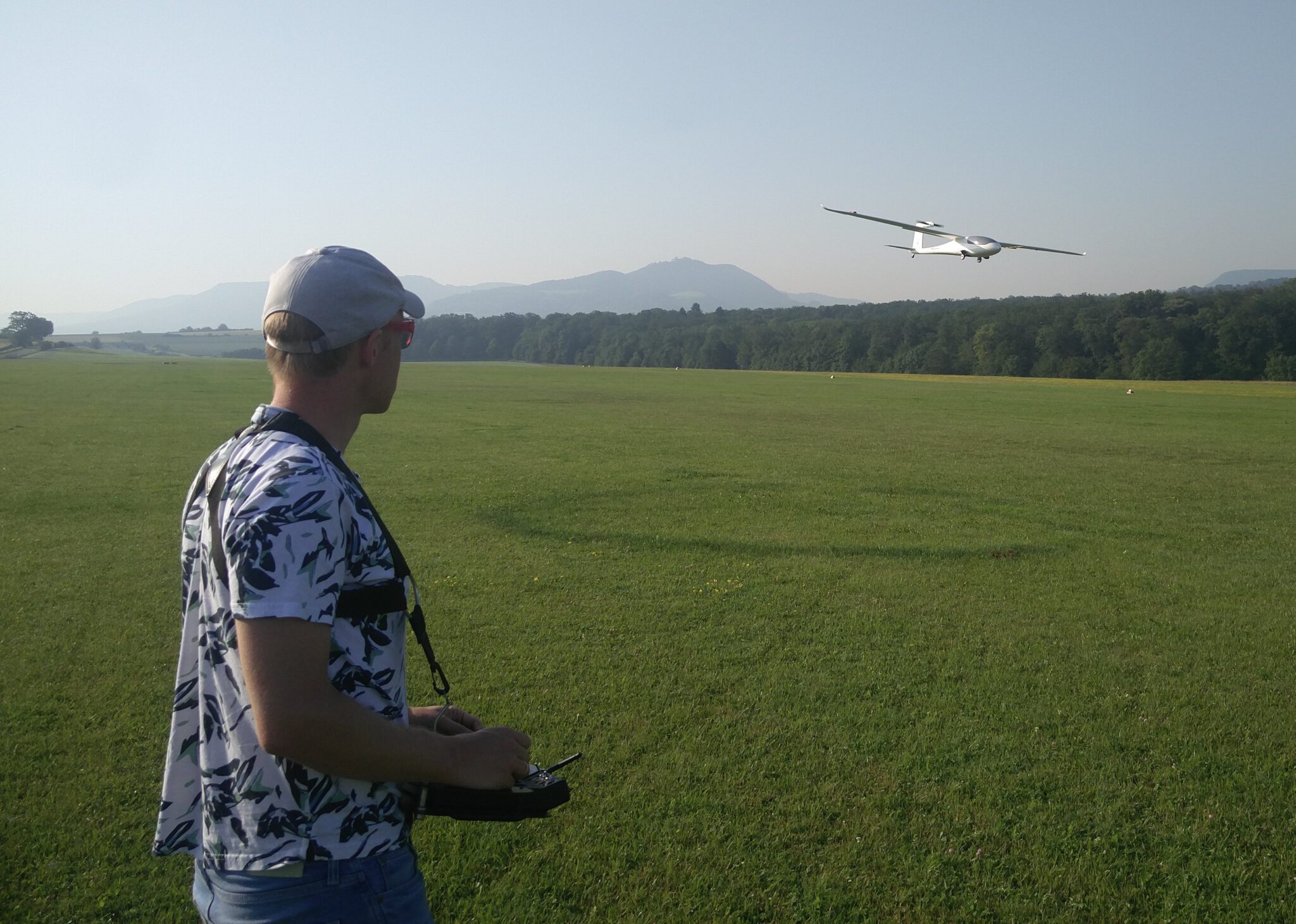 Foto von Stefan Notter auf einem Flugplatz beim Fernsteuern eines Segelflugzeugs