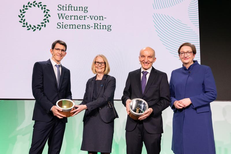 Foto von der VErleihung des 42. Werner-von-Siemens-Rings am 13. Dezember 2024. Von links nach rechts: Michael Kösters, Cornelia Denz, Peter Kürz, BM Klara Geywitz