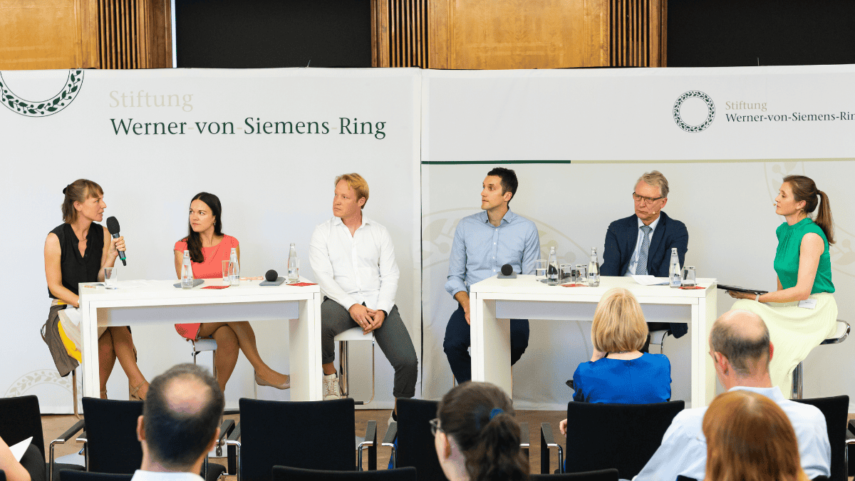 Foto des Panels bei der Diskussionsveranstaltung "KI in der Forschung der Stiftung Werner-von-Siemens-Ring im September 2023. Foto: Lars Hübner