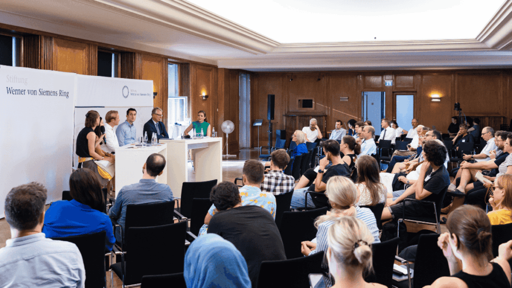 Foto des Publikums bei einer Podiumsdiskussion im Einsteinsaal der Berlin-Brandenburgischen Akademie der Wissenschaften. Foto: Lars Hübner