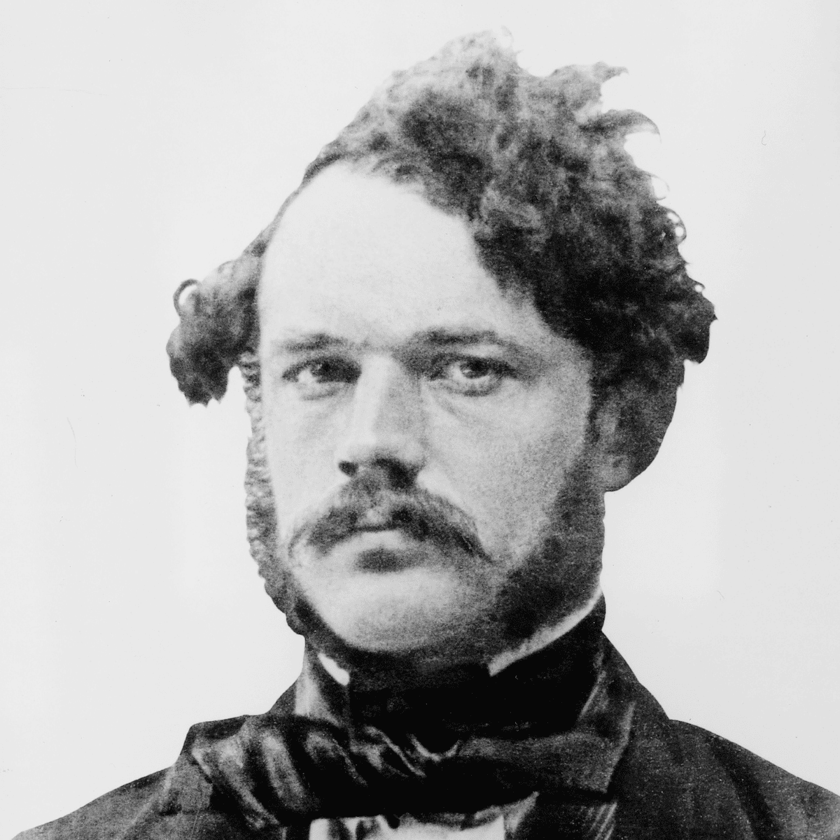 Schwarz-Weiß-Foto von Werner-von-Siemens im schwarzen Anzug mit weißem Hemd und schwarzer Fliege