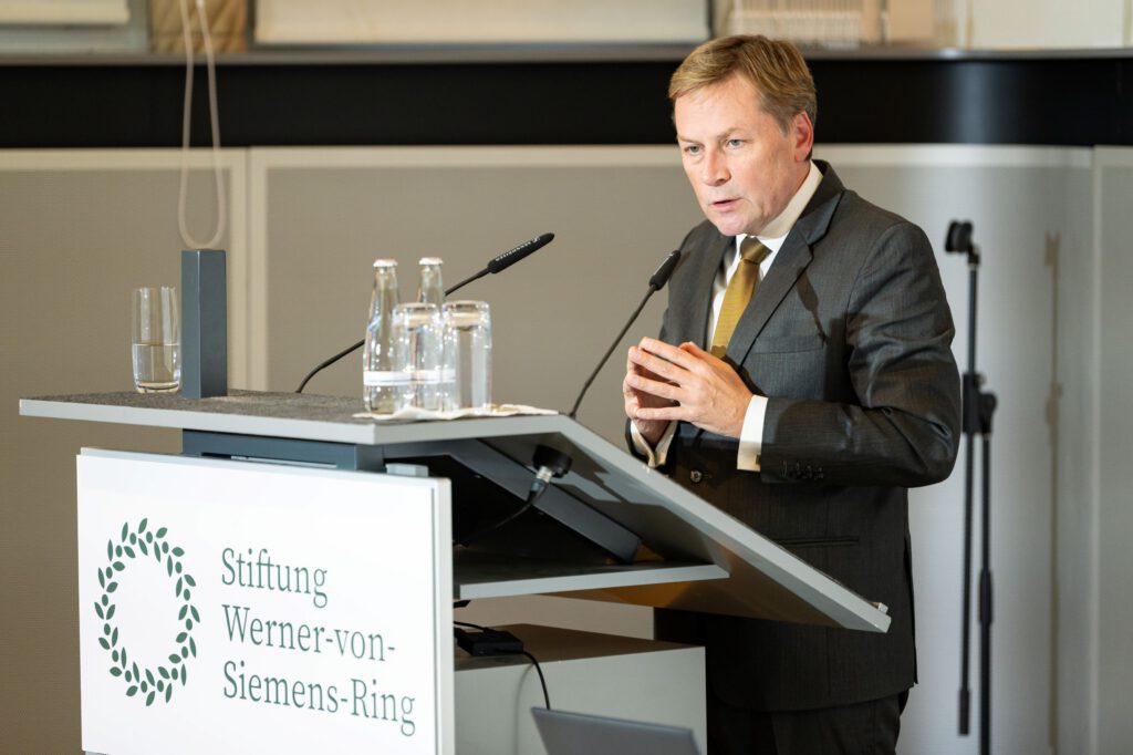 Foto der Podiumsdiskussion "Was braucht das deutsche Innovationssystem?" am 30.09.2025 der Stiftung Werner-von-Siemens-Ring