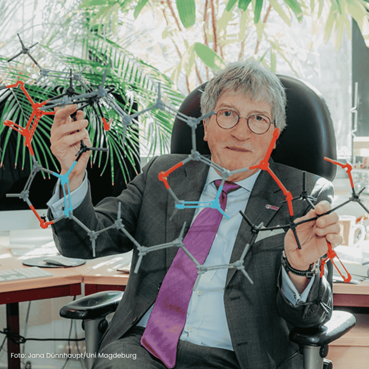 Prof. Dieter Schinzer mit dem Modell des Disorazol-Moleküls. (Foto: Jana Dünnhaupt/Uni Magdeburg)