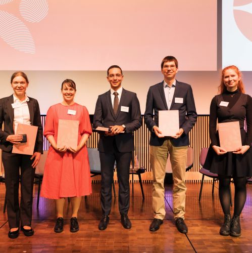 Foto von Elena Jordan, Franziska Boenisch, Taha Soliman, Johannes Tiedau und Martha Kalina (v.l.n.r.) bei ihrer Auszeichnung als Werner-von-Siemens-Fellows.