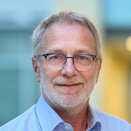 Portraitfoto von Martin Keller, Foto: Helmholtz/Phil Dera